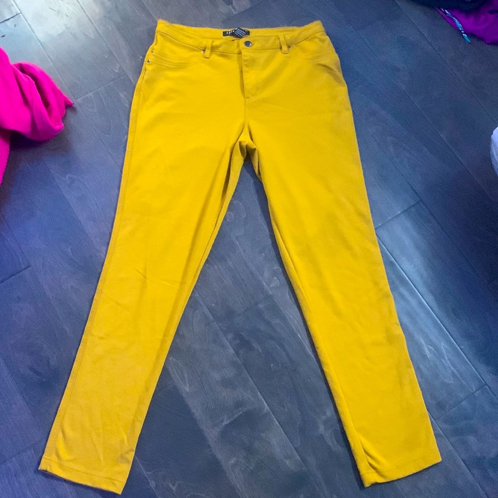 Jeggings, mustard color